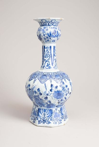 DELFT, XIXe 
Vase bouteille en faïence à...