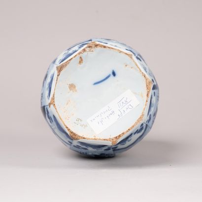 DELFT, 18th century 
Double-bulged earthenware...