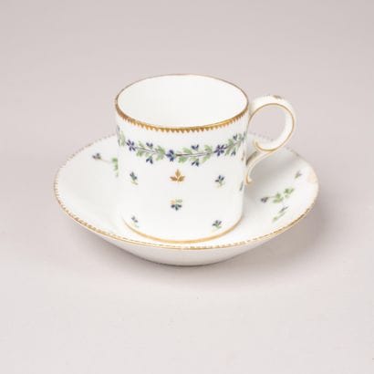 Tasse et sa sous-tasse en porcelaine décor...