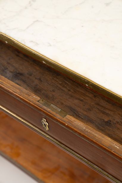 Console desserte de forme quadrangulaire...