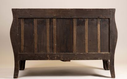 Commode tombeau en placage de bois de rose...