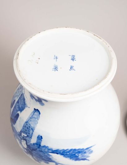 CHINA, 19th century 
Porcelain vase with...