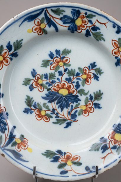 DELFT, XVIIIe 
Assiette en faïence à décor...