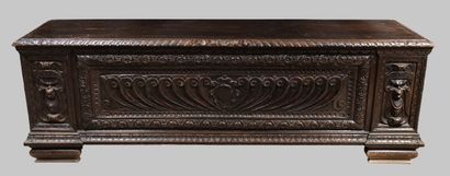 Cassone en noyer à décor en façade de godrons,...