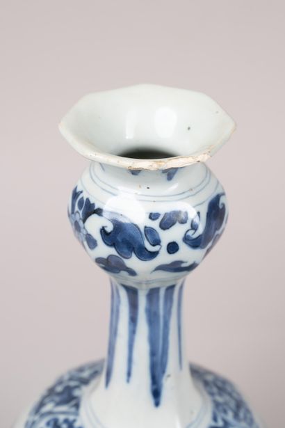 DELFT, 18th century 
Double-bulged earthenware...