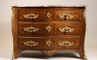 Chest of drawers with a curved front in amaranth...