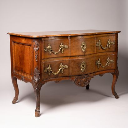 Commode de forme mouvementée en noyer mouluré...