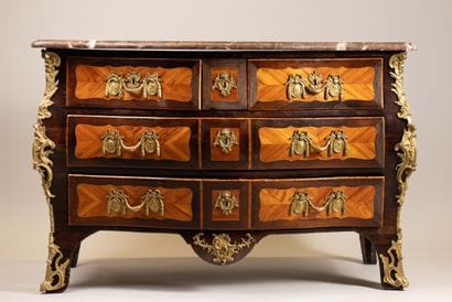 Commode tombeau en placage de bois de rose...