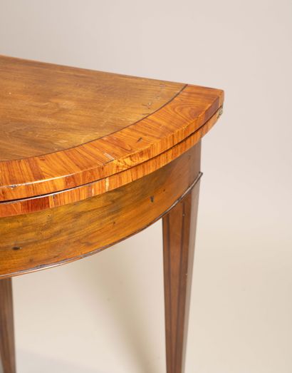 Table à jeux à plateau brisé de forme demi-lune...