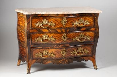 Commode à façade et côtés galbés à décor...