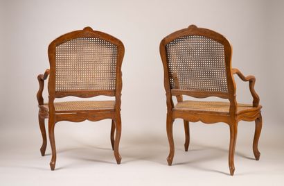 Paire de fauteuils cannés à dossier plat...