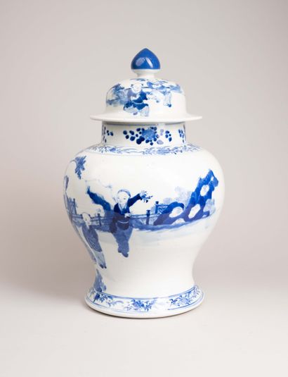 CHINA, 19th century 
Porcelain vase with...