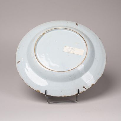 DELFT, XVIIIe 
Assiette en faïence à décor...