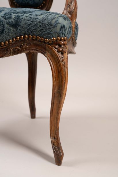 Fauteuil de harpiste en noyer mouluré et...
