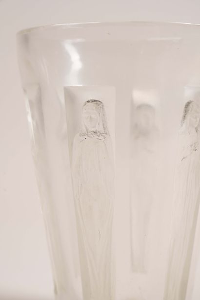 LALIQUE FRANCE
Goblet vase, known as 
