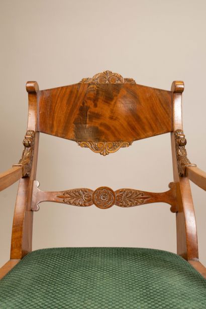 Paire de fauteuils à dossier légèrement cintré...