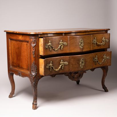 Commode de forme mouvementée en noyer mouluré...