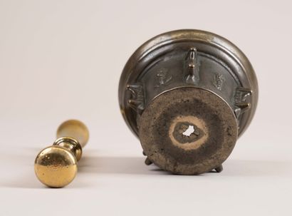 Mortar
Bronze 
17th century 
Height: 7 cm...