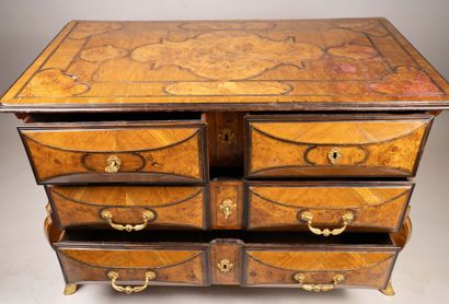 Commode mazarine en placage de loupe d’orme...