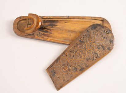 FOLK ART
Wooden tobacco grater carved with...