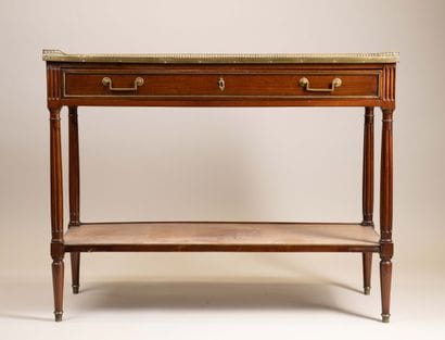 Console desserte de forme quadrangulaire...