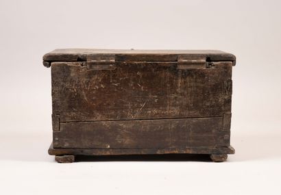 Coffre en chaîne mouluré et sculpté, les...