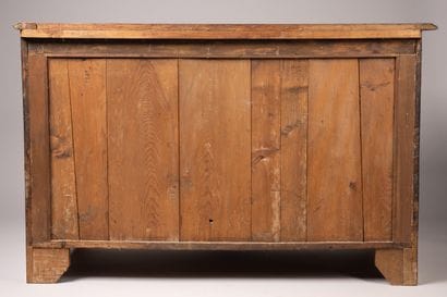 Commode à façade cintrée en placage de palissandre...