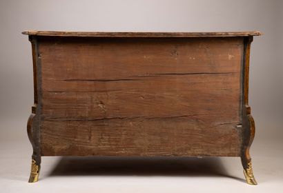 Commode mazarine en placage de loupe d’orme...