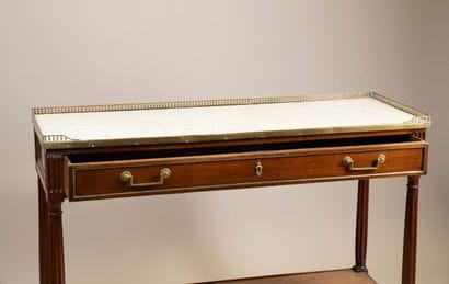 Console desserte de forme quadrangulaire...