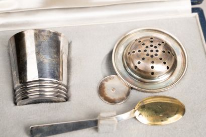 950°/°° silver tea set consisting of a cup,...