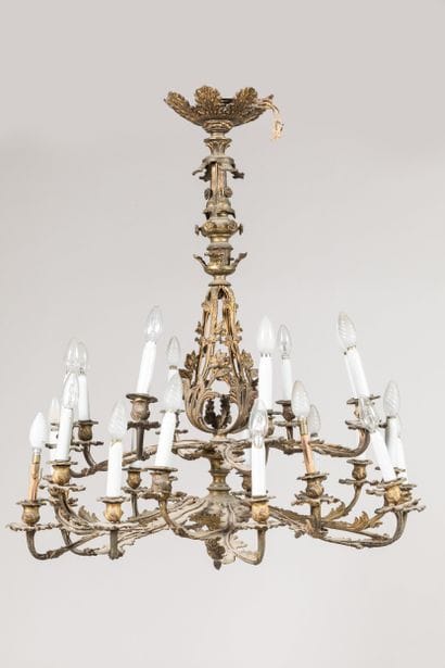 Lustre en bronze éclairant à 24 lumières...