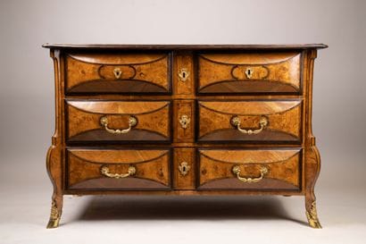 Commode mazarine en placage de loupe d’orme...