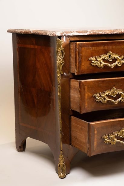Chest of drawers with a curved front in amaranth...