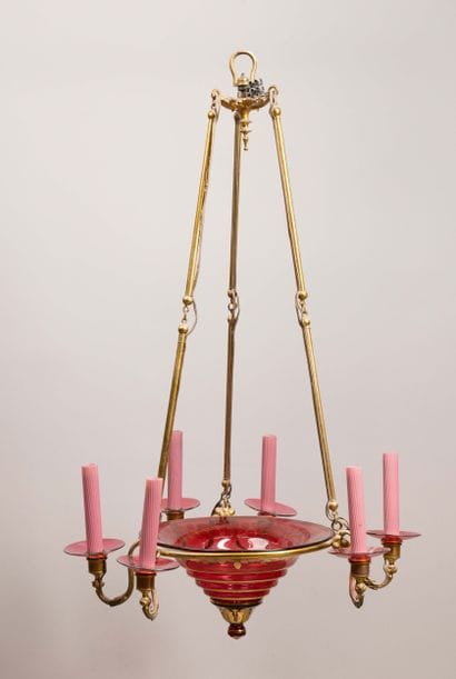 Lustre en verre teinté rose et laiton orné...