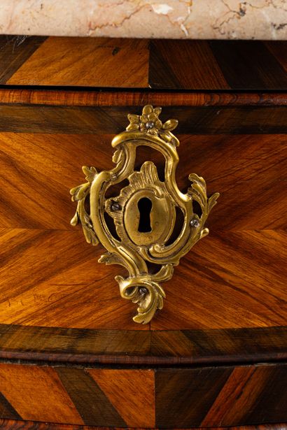 Commode à façade et côtés galbés à décor...