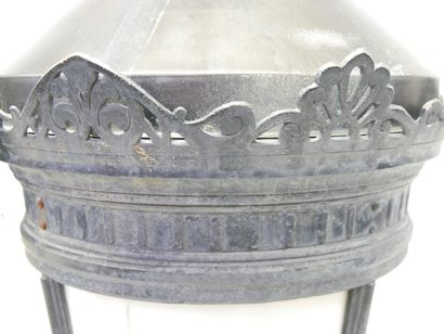 Paire de lanternes en bronze, laiton et fer,...