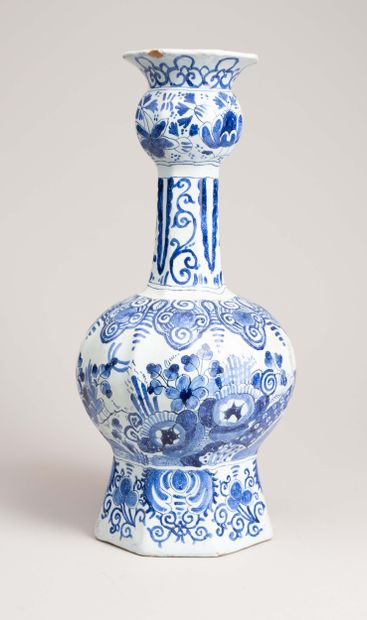 DELFT, XIXe 
Vase bouteille en faïence à...