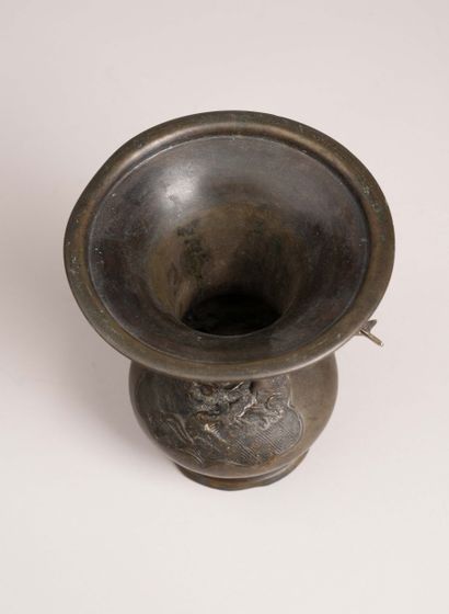 JAPAN, late 19th century 
Bronze vase
Height:...