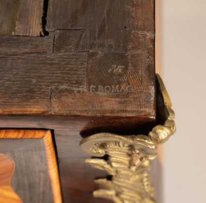 Commode tombeau en placage de bois de rose...