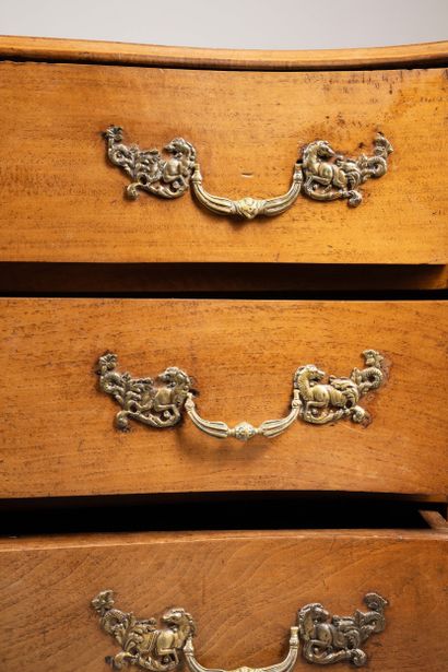 Commode à façade mouvementée en noyer mouluré...