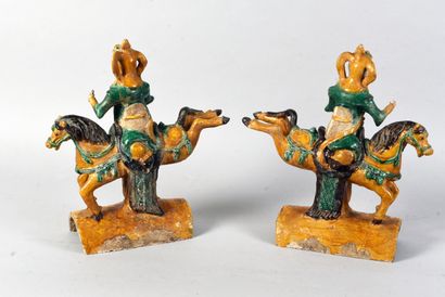 CHINA - Circa 1900, in the Ming style. 

Pair...