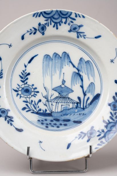 DELFT, 18th century
Earthenware plate decorated...