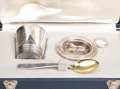 950°/°° silver tea set consisting of a cup,...