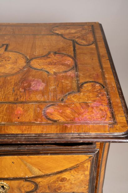 Commode mazarine en placage de loupe d’orme...