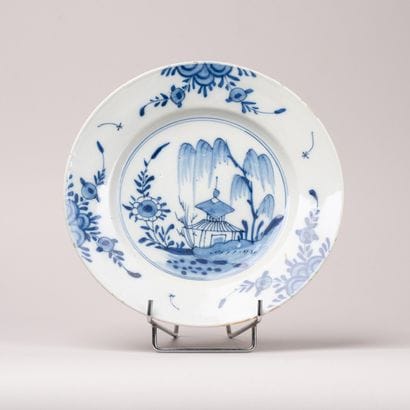 DELFT, 18th century
Earthenware plate decorated...