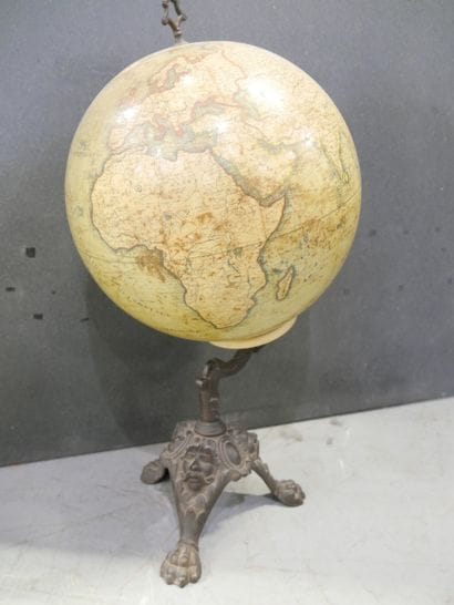 Globe
Cast iron
19th century
Height: 60 ...