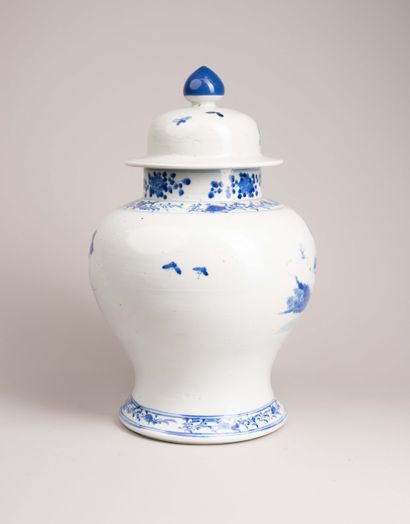 CHINA, 19th century 
Porcelain vase with...