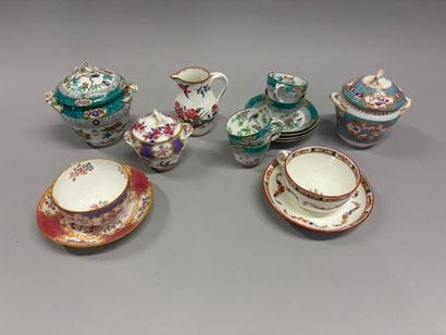 MINTONS

Earthenware set consisting of: 

-...