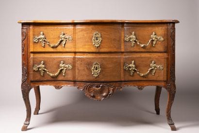 Commode de forme mouvementée en noyer mouluré...