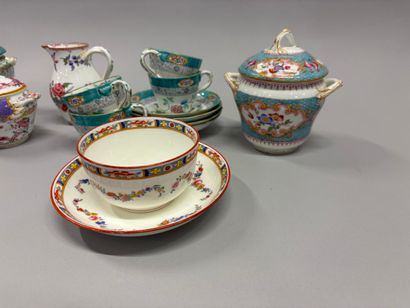 MINTONS

Earthenware set consisting of: 

-...